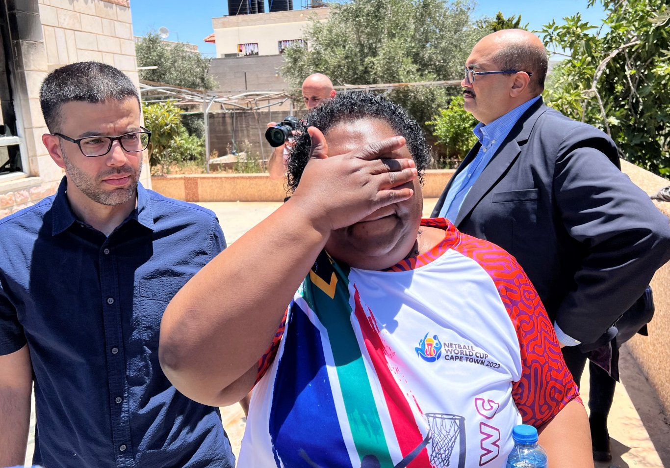 وزيرة الخدمة المدنية لجنوب إفريقيا تبكي خلال معاينة آثار عدوان المستوطنين على ترمسعيا